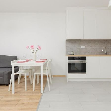 Warsaw Ulrychow Apartment With Parking By Renters Kültér fotó